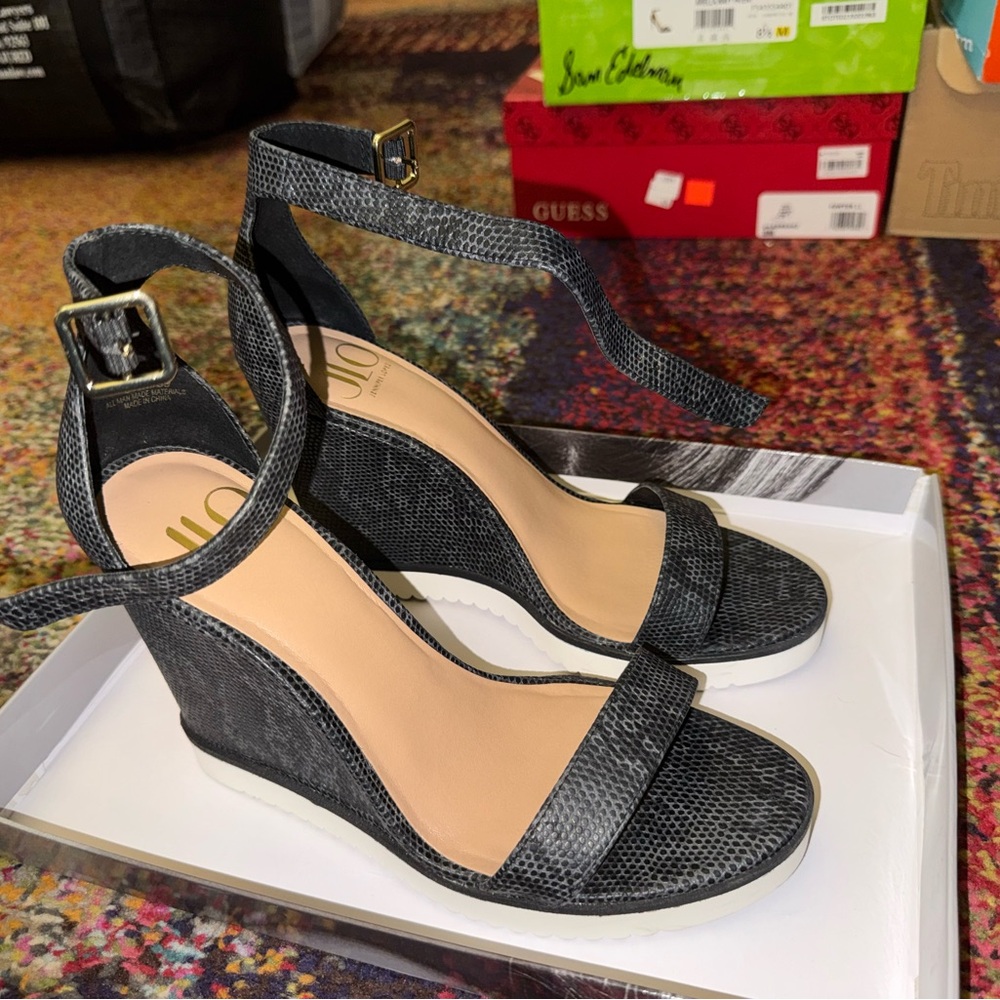 Jennifer Lopez Black Textured Heels - Picture 2 of 6
